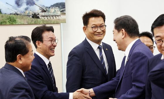 국방위 전체회의 참석한 김민석·송영길