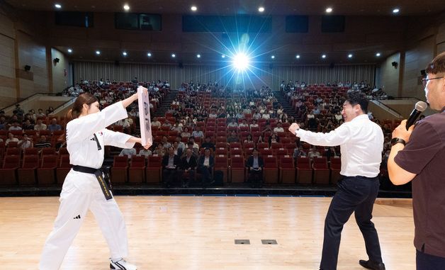 이호현 기후부 2차관, 직원 청렴교육에서 '횡령' 문구 격파