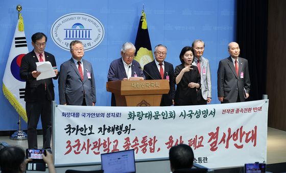기자회견하는 화랑대문인회
