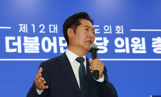 경기도의회 더불어민주당 의원총회 찾은 정청래