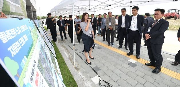 새만금 간척지농업연구센터 개소식 찾은 이원택 도지사