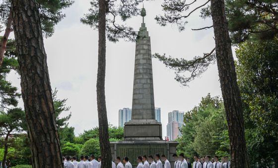 '스벅 가자' 배재고 야구부원, 광주서 사과