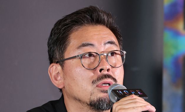 취재진 질문에 답변하는 나홍진 감독