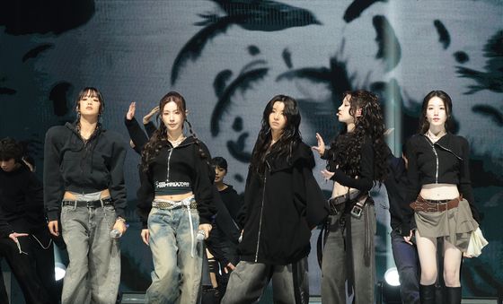 아이들, 파격 다크 '크로우' 무대