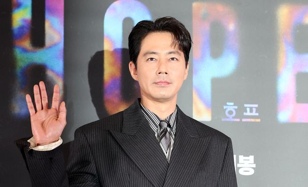 조인성, 손만 들었을 뿐인데