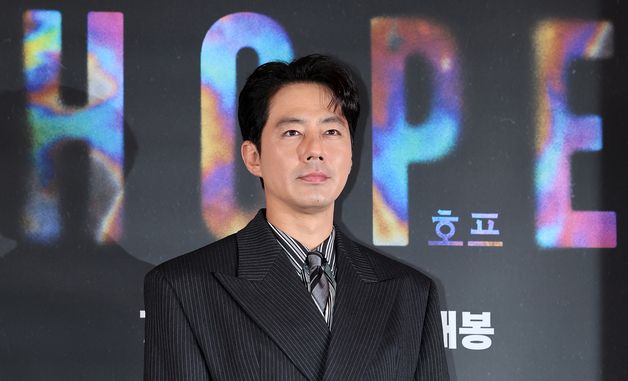 조인성, 서 있기만 해도 멋짐 폭발
