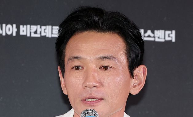 취재진 질문에 답변하는 황정민