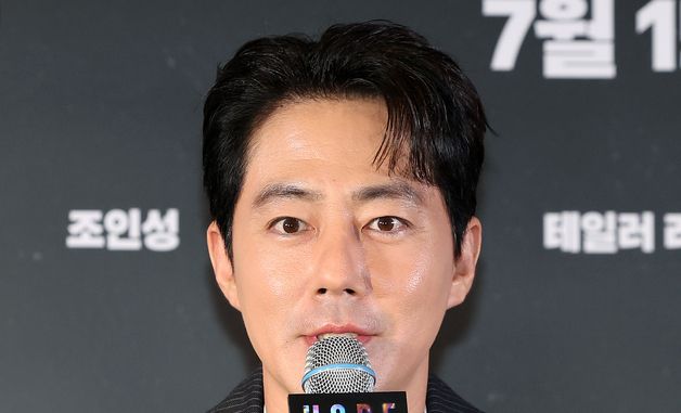 취재진 질문에 답변하는 조인성