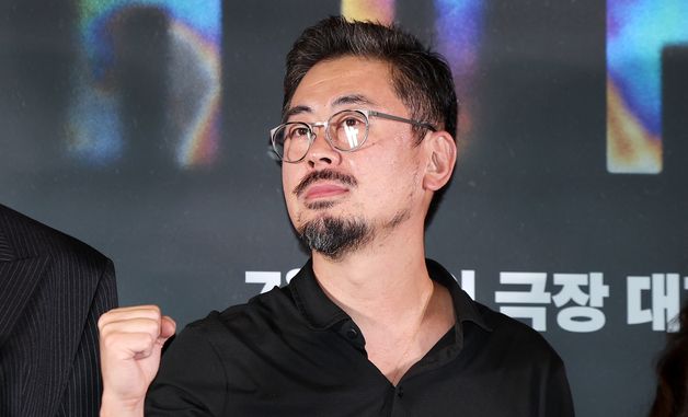 포즈 취하는 나홍진 감독