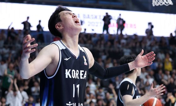 버저비터 무산에 아쉬워하는 이우석