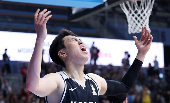 버저비터 무산에 아쉬워하는 이우석