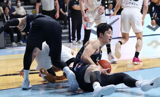 공 따낸 여준석