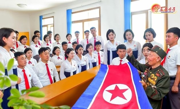 北 평양경제기술대 학생들 참전군인 만나…"국기 지킬 것"