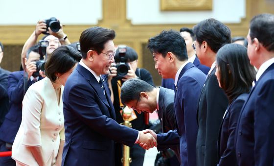 강훈식 비서실장과 인사하는 이재명 대통령