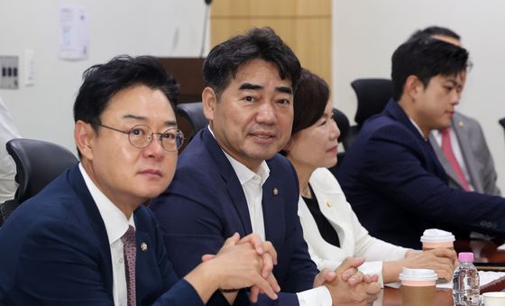 '대안과 미래' 소속 의원들과 대화 나누는 이성권 간사