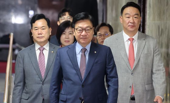 회의 참석하는 정점식 원내대표