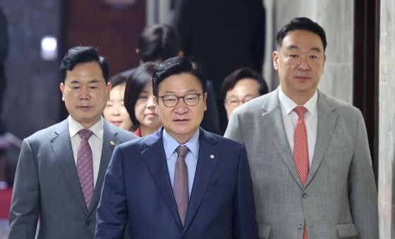 회의장으로 향하는 정점식 원내대표