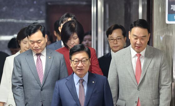 회의장으로 향하는 정점식 원내대표