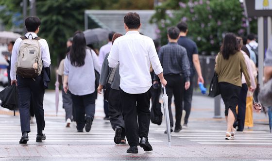 장마는 시작했는데 '오락가락'