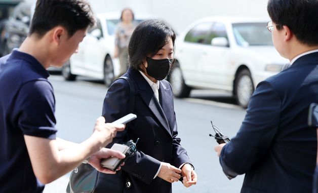 취재진 피해 이동하는 유경옥 전 행정관
