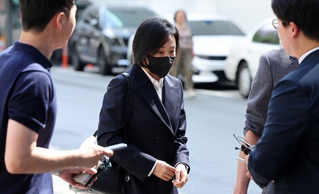 취재진 피해 이동하는 유경옥 전 행정관
