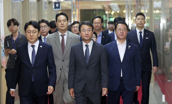 본회의 개최 요청 위해 국회의장실로 향하는 더불어민주당