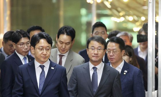 의장 집무실로 향하는 더불어민주당 원내대표단