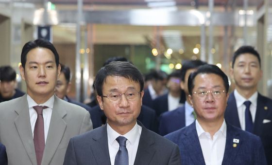 국회의장실로 향하는 더불어민주당 원내대표단