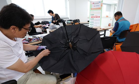 장마철 앞두고 우산 수리