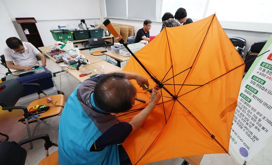 장마철 앞두고 우산 수리하세요