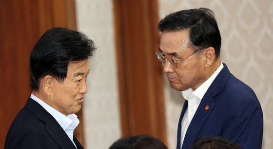 대화하는 정동영 장관과 차정인 위원장
