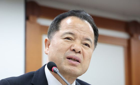 답변하는 위철환 중앙선관위원장 직무대행