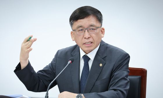 의원 질의 답변하는 강동완 직무대리