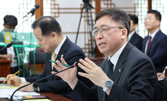 질의 답변하는 강동완 직무대리