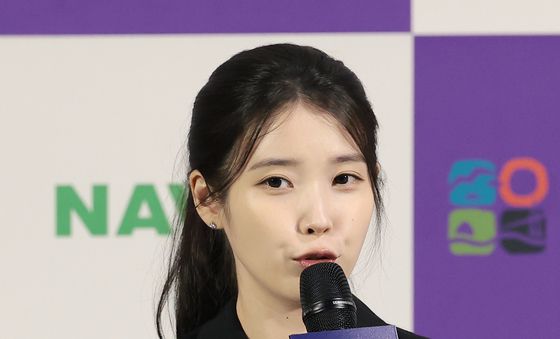 취재진 질문에 답하는 아이유