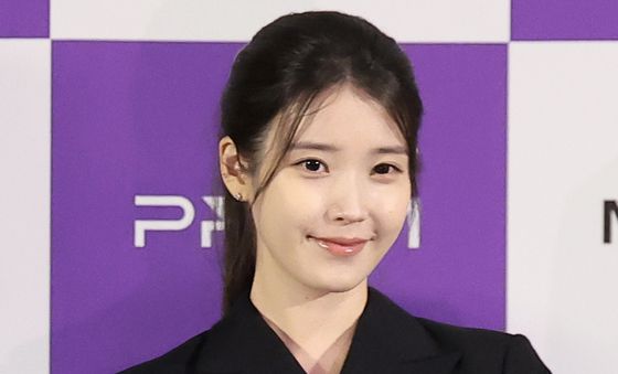 포즈 취하는 아이유