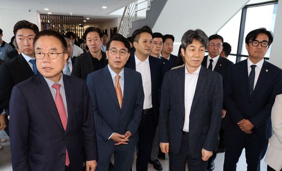 중앙선관위 전산실 향하는 선관위 국조특위