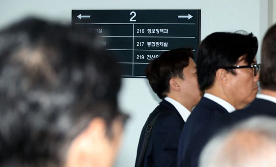 중앙선관위 전산실 향하는 국조특위
