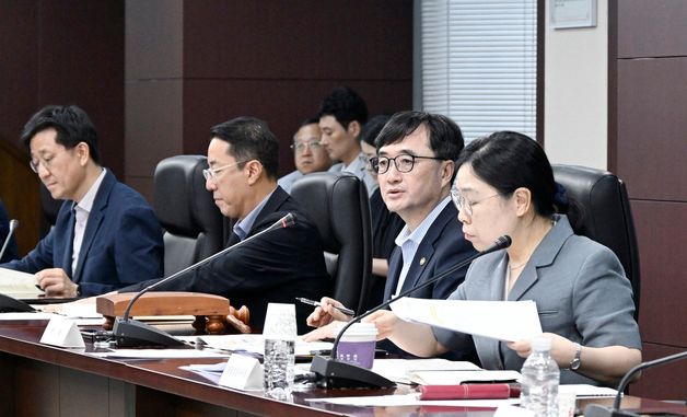 재정투자평가위원회 주재 및 발언하는 임기근 기획처 차관
