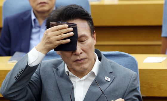 땀 닦는 김민석 전 총리