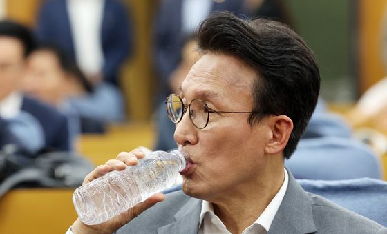 물 마시는 김민석 전 총리