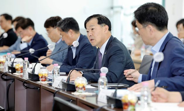 지역필수공공의료 추진전략 협의체 회의 주재하는 이형훈 복지부 차관