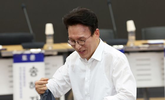 자리로 향하는 김민석 전 총리