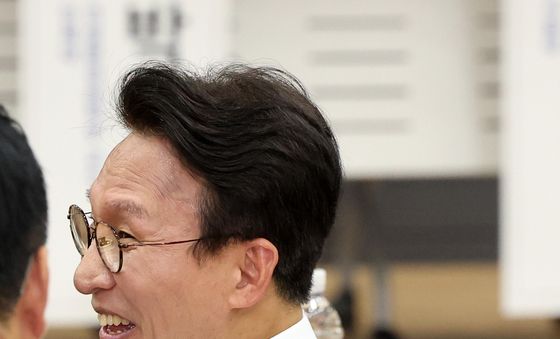 미소 보이는 김민석 전 총리