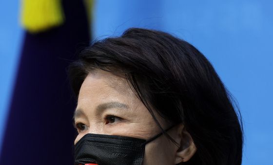 검정 마스크 착용하고 기자회견하는 이진숙 의원