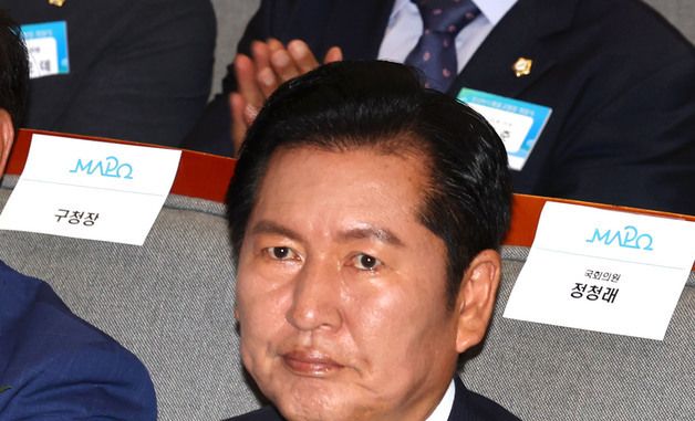박수치는 정청래 전 대표