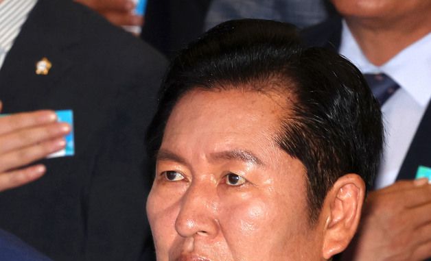 국기에 경례하는 정청래 전 대표