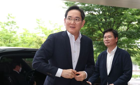 취재진 바라보는 이재용 회장