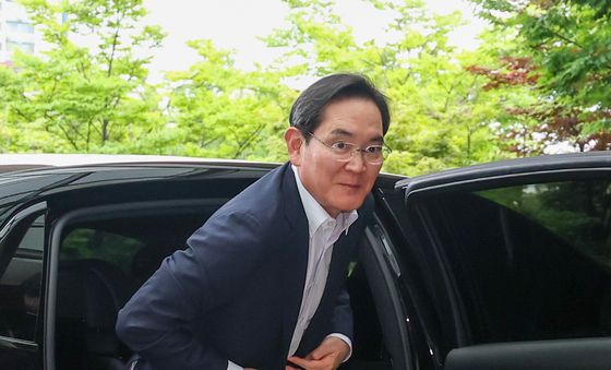 차에서 내리는 이재용 회장