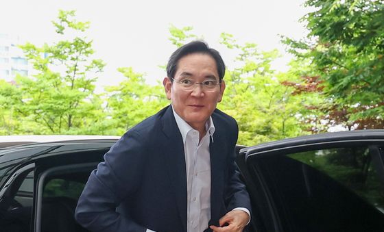 차에서 내리는 이재용 삼성전자 회장